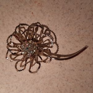 Pretty flower brooch large